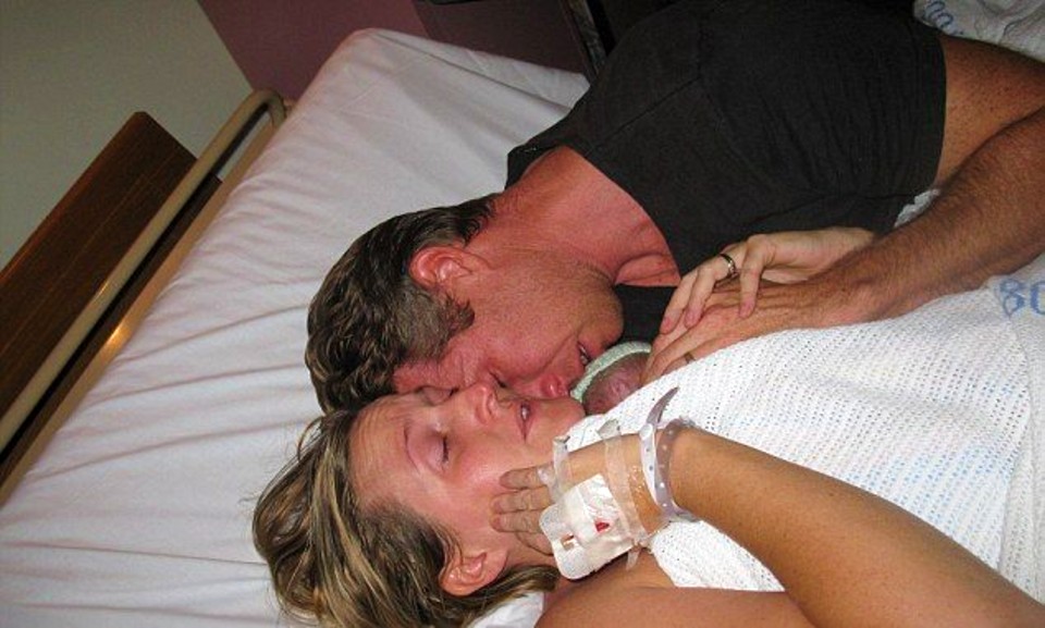Husband collapses when woman gives birth