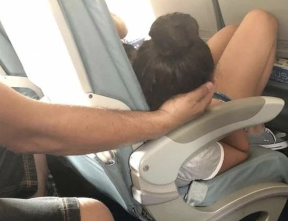 A Heartwarming Moment: A Father’s Love on a Plane Journey